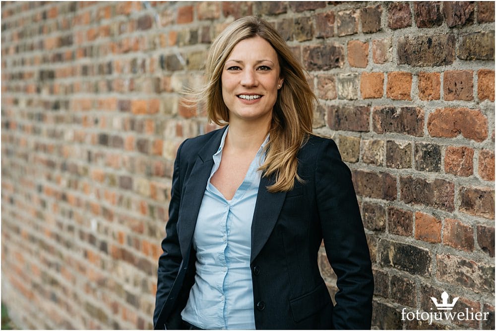 Businessfotos Köln Outdoor Businessfotos Köln - Frau mit Blazer Outdoor