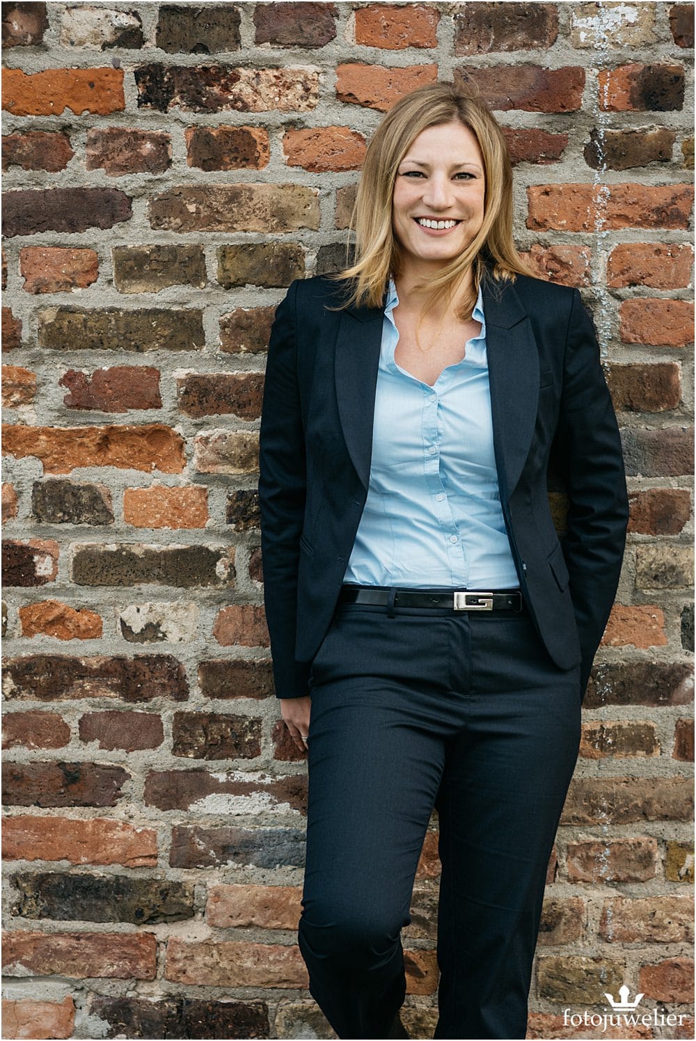 Businessfotos Köln Outdoor Businessfotos Köln - Frau mit Blazer Outdoor