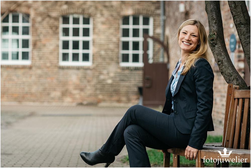 Businessfotos Köln Outdoor Businessfotos Köln - Frau mit Blazer Outdoor