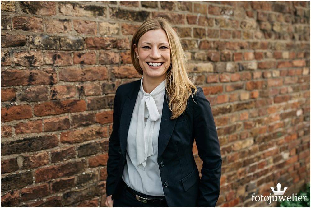 Businessfotos Köln Outdoor Businessfotos Köln - Frau mit Blazer Outdoor