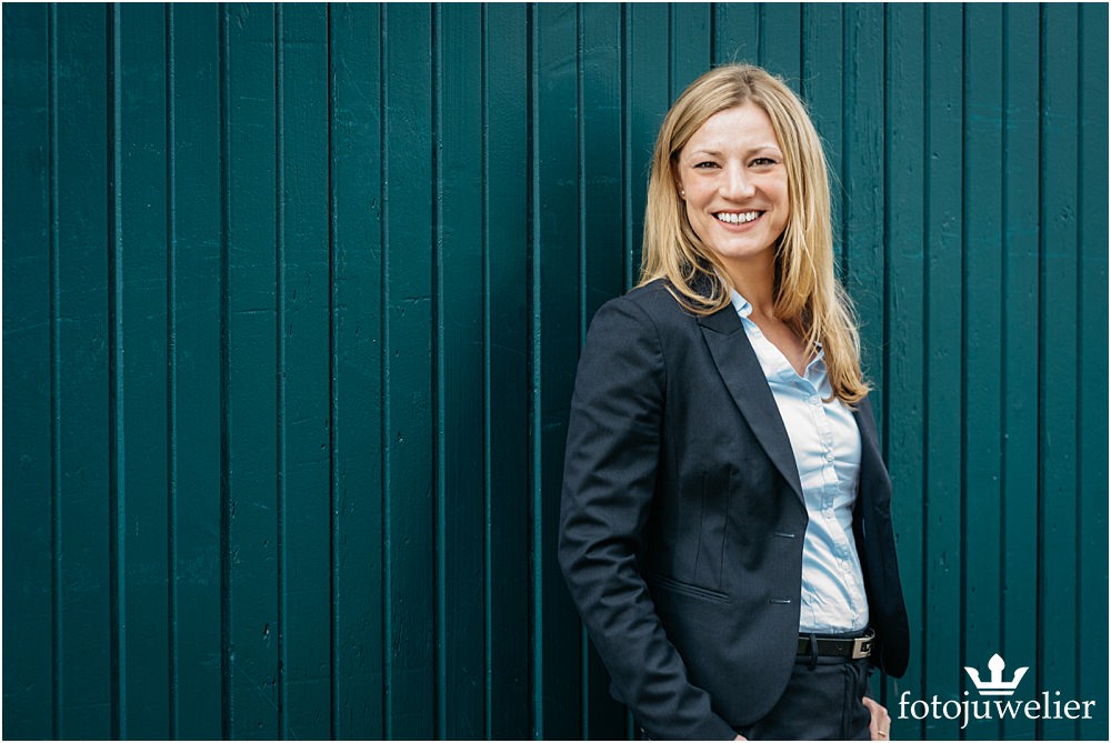 Businessfotos Köln Outdoor Businessfotos Köln - Frau mit Blazer Outdoor