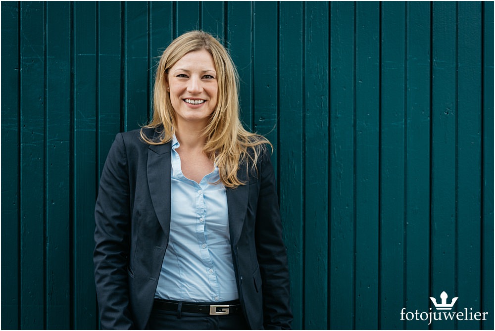Businessfotos Köln Outdoor Businessfotos Köln - Frau mit Blazer Outdoor