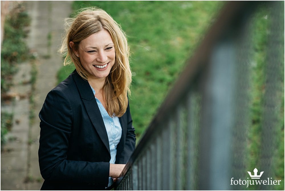 Businessfotos Köln Outdoor Businessfotos Köln - Frau mit Blazer Outdoor